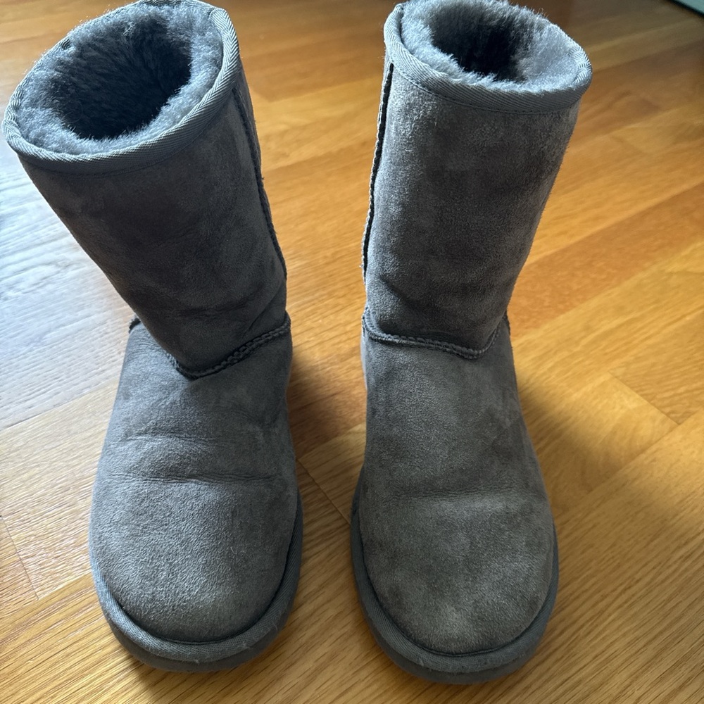 UGG women’s classic short boot, size 6